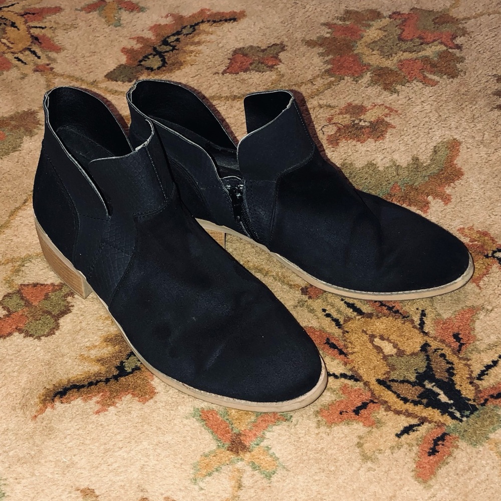 AMERICAN EAGLE - Black faux suede ankle booties size 10